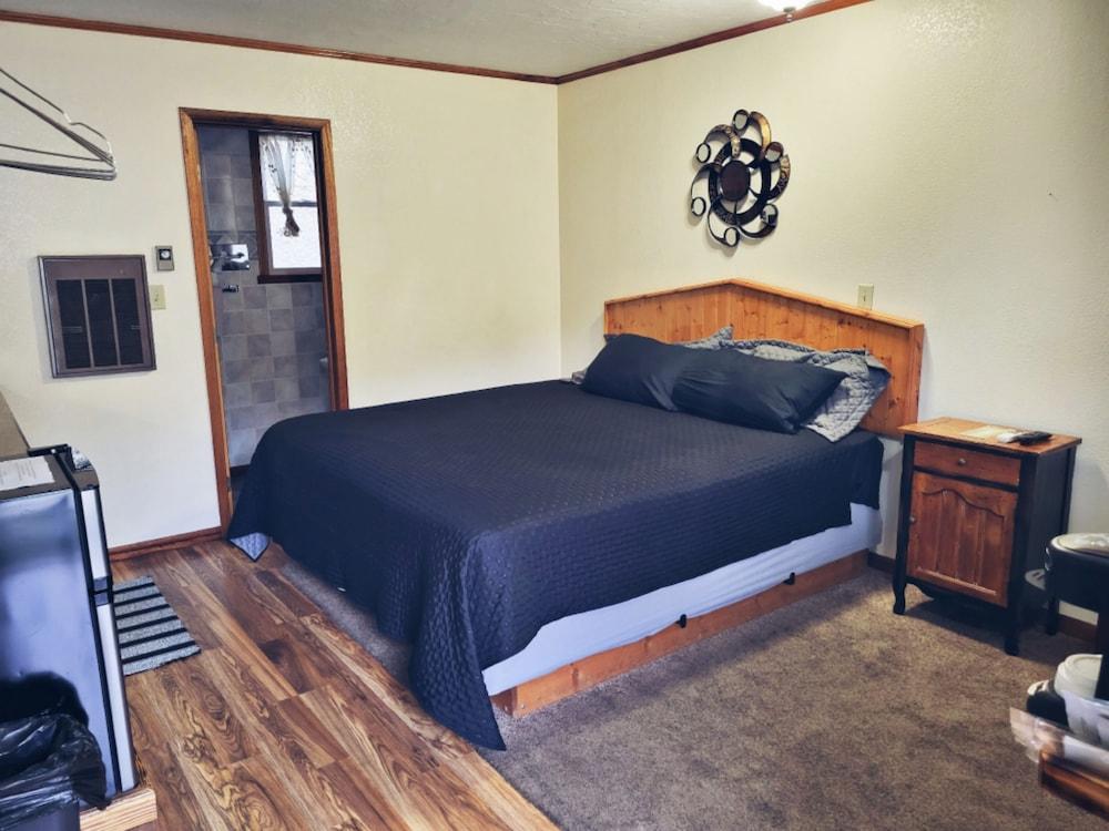 Cedar Wood Inn photo 25