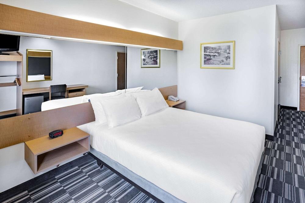 Microtel Inn & Suites by Wyndham Plattsburgh photo 11