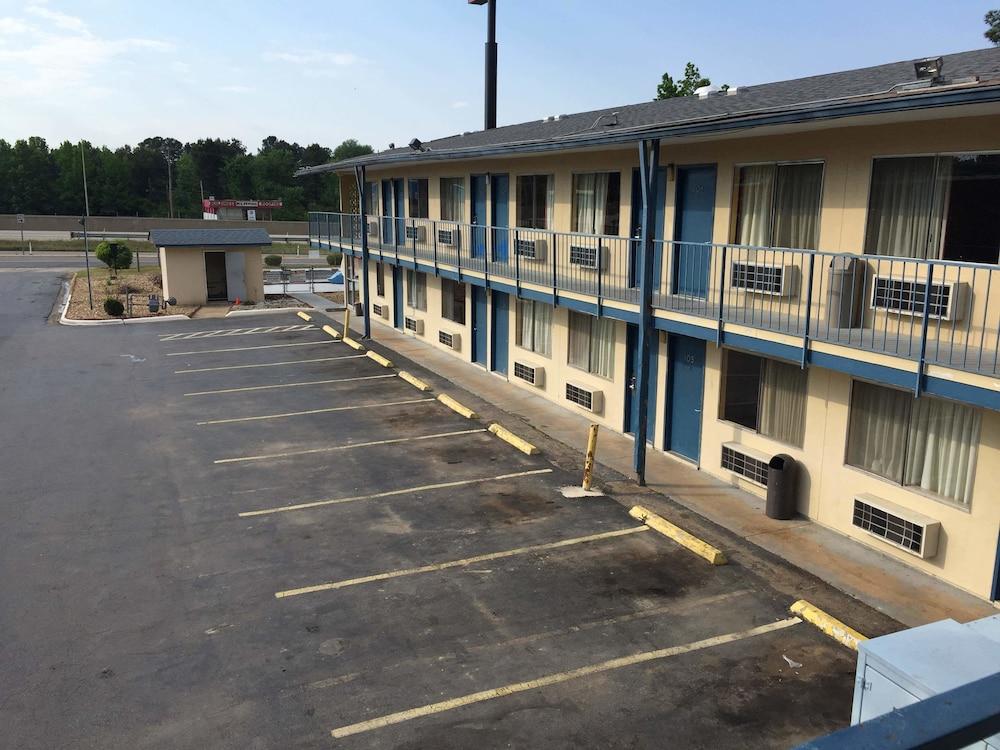 Super 7 Inn photo 1