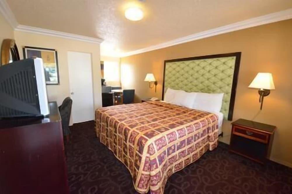 Lamplighter Motel photo 10