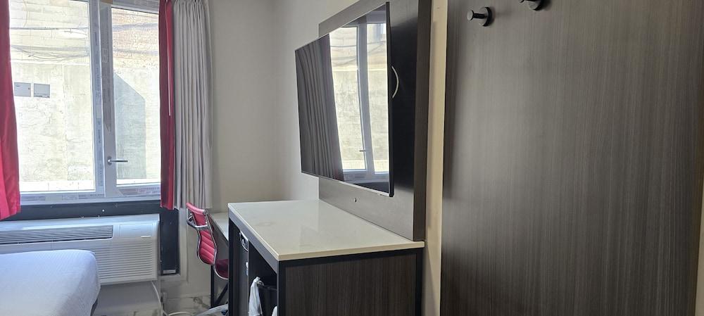 Ramada By Wyndham Brooklyn Empire Blvd photo 11
