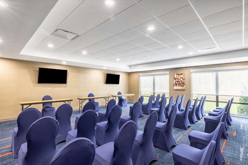 Hampton Inn & Suites Benton Harbor photo 40