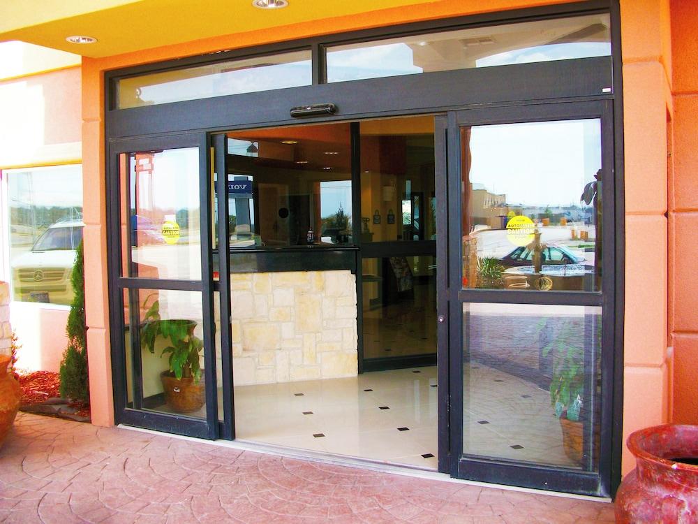 Robinson Inn and Suites photo 22