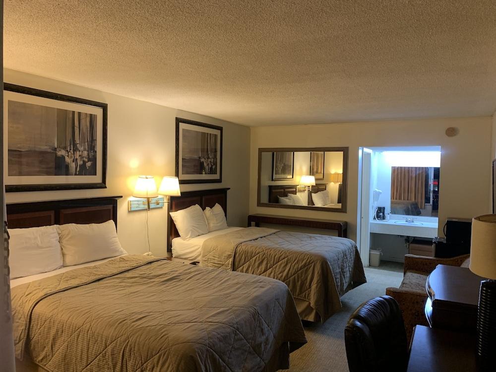 American Inn and Suites photo 8