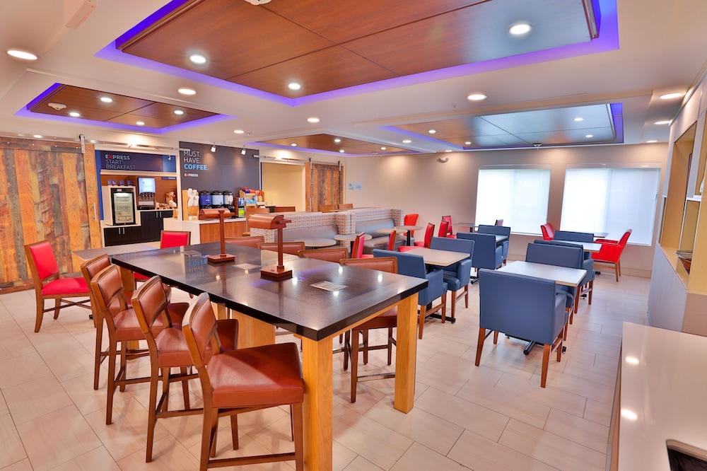 Holiday Inn Express & Suites Dickson by IHG photo 9
