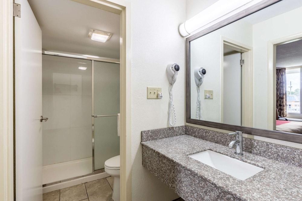 Econo Lodge Thomasville photo 18