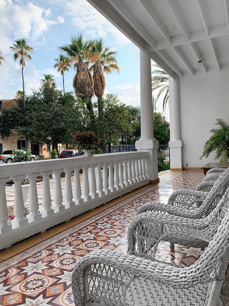 Laredo Mansion photo 3
