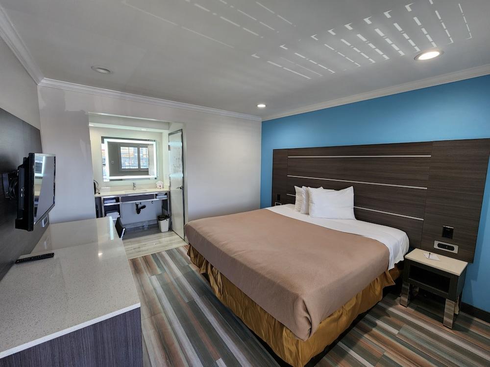 Travelodge by Wyndham Fullerton Near Anaheim photo 2