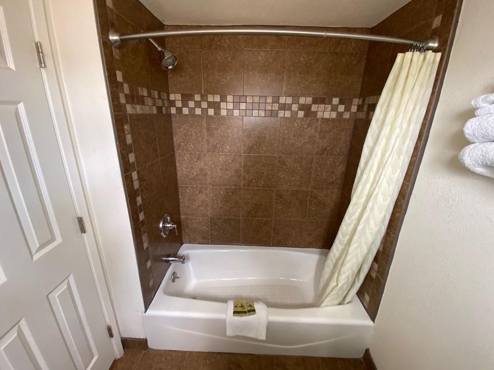 Economy Inn photo 35