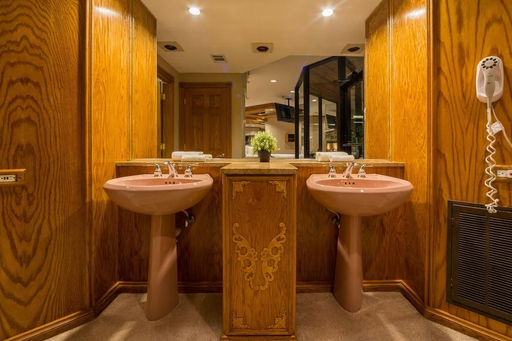Sybaris Pool Suites Mequon photo 28