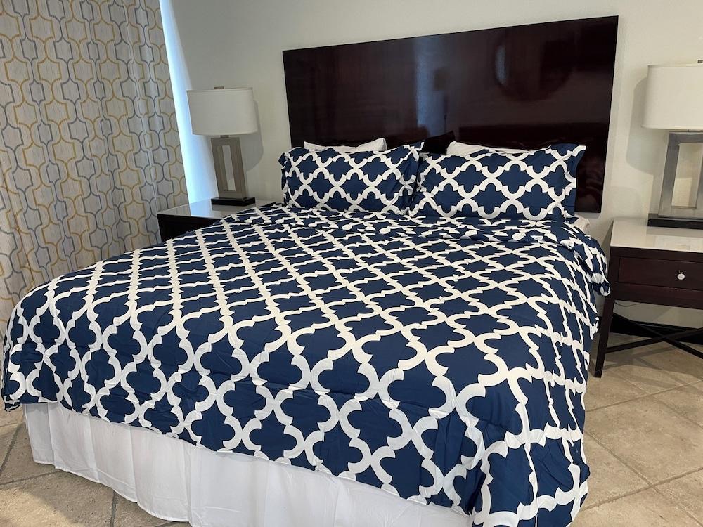Palm Desert Suites photo 11