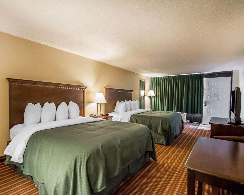 Quality Inn & Suites at Tropicana Field photo 17