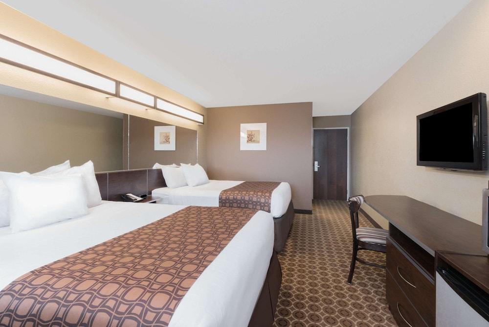 Microtel Inn & Suites by Wyndham Dickinson photo 21