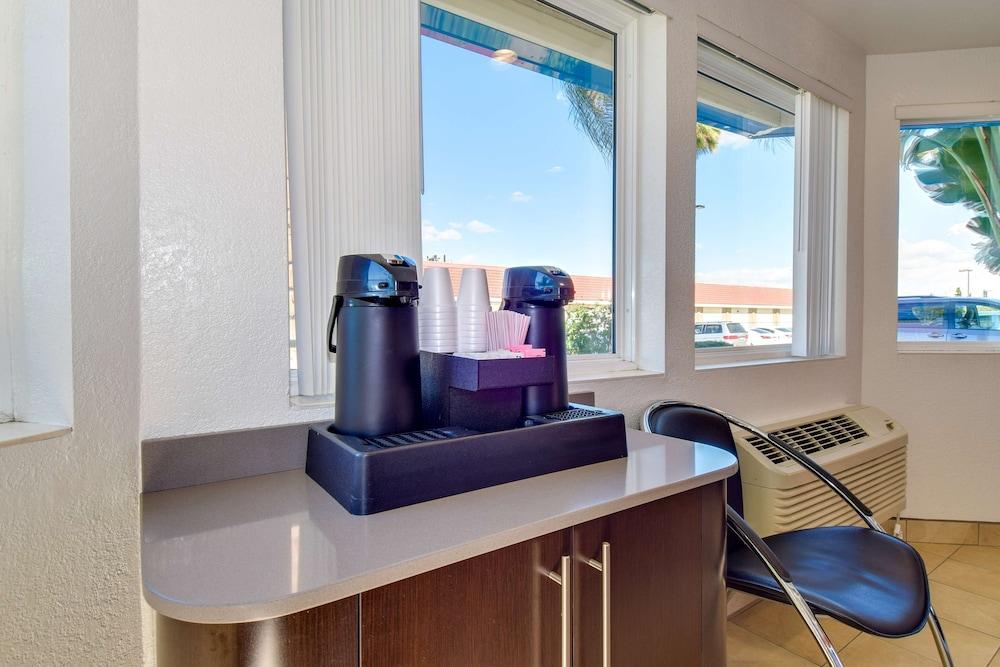 Motel 6 Riverside, CA - South photo 4