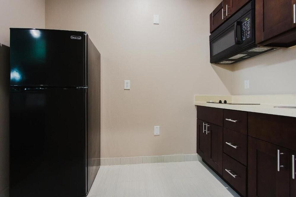 Palace Inn and Suites - Willowbrook Mall photo 21