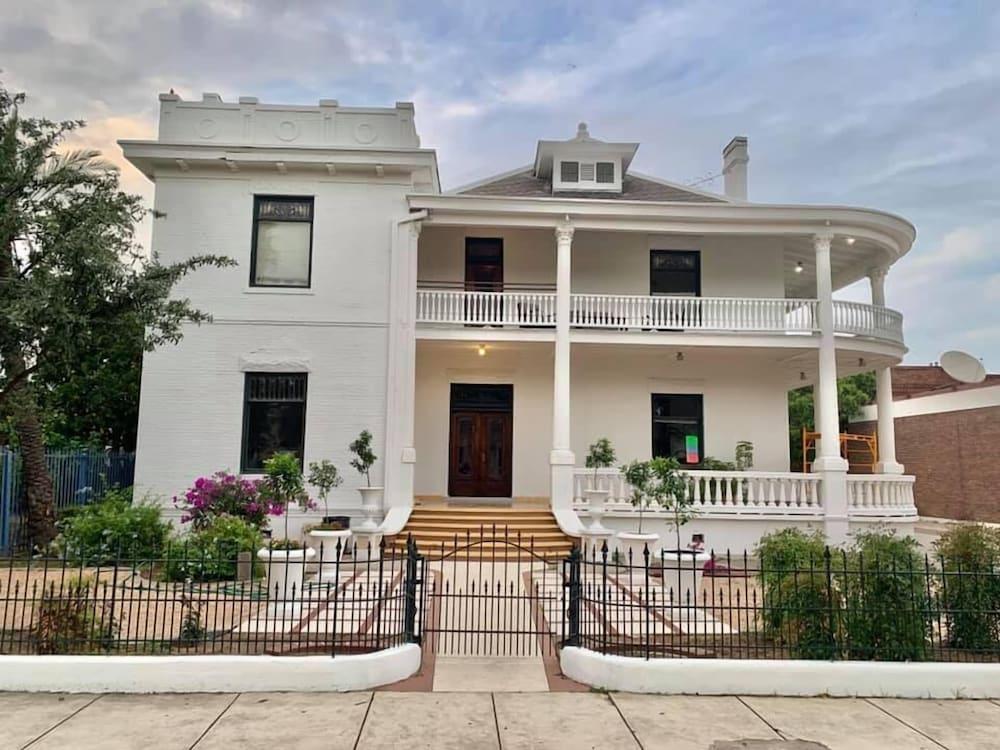 Laredo Mansion photo 1