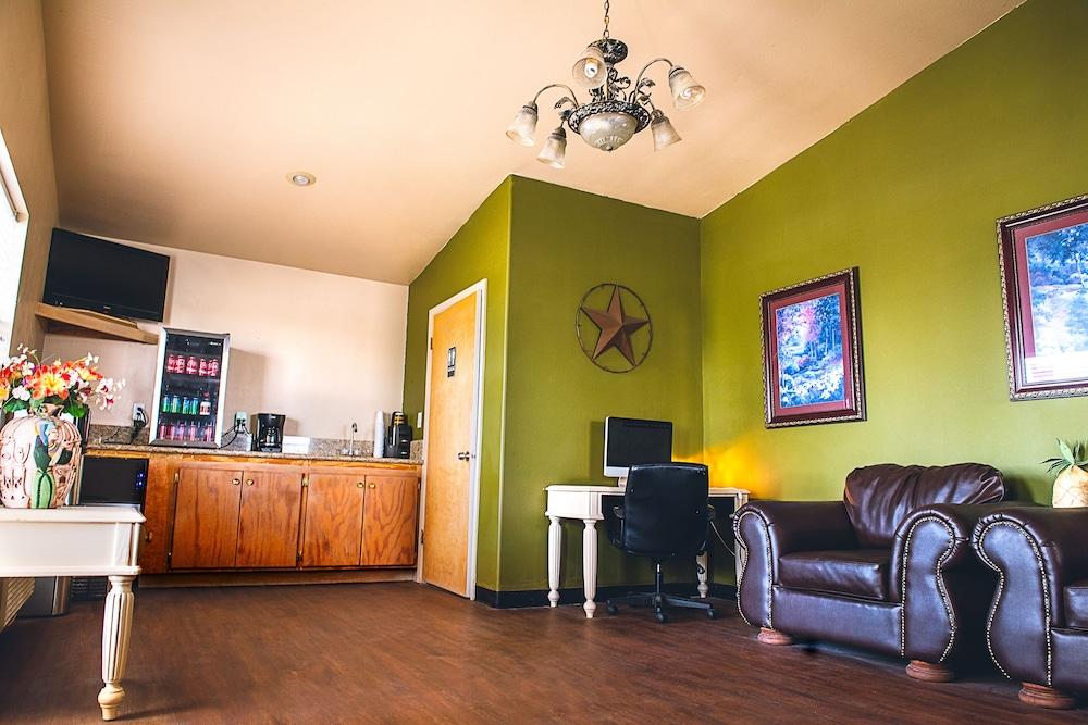 Riata Inn photo 5