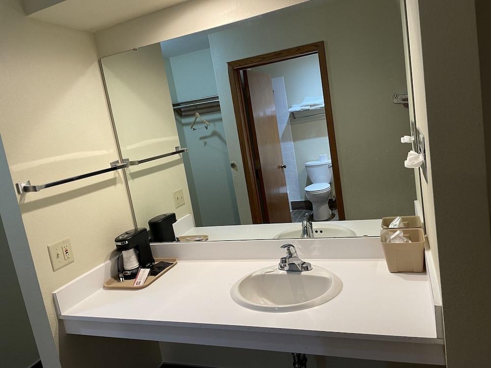 Campus Inn Motel photo 8