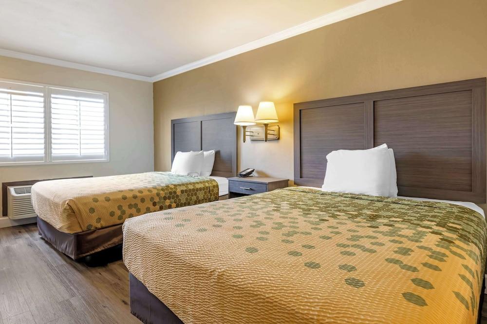 Econo Lodge Moreno Valley photo 14