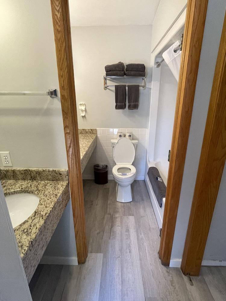 Lake Bluff Inn and Suites photo 51