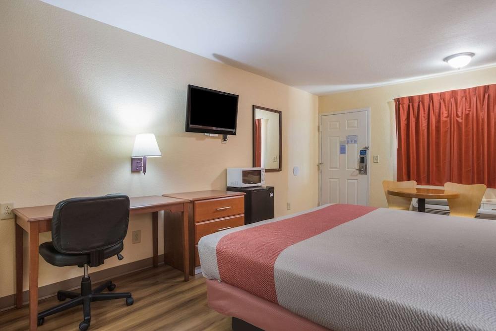 Rodeway Inn & Suites photo 18