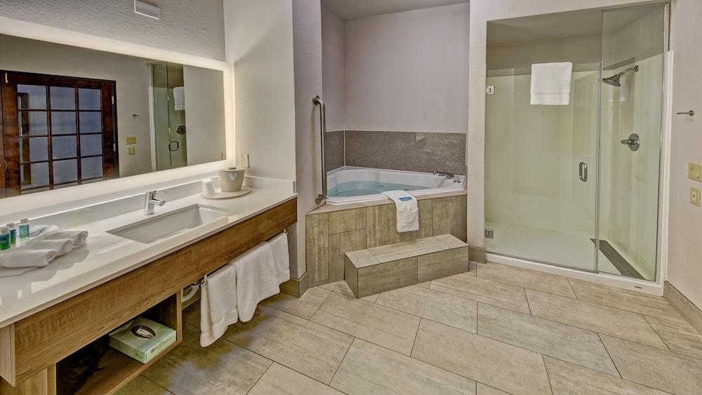 Holiday Inn Express Hotel & Suites Corsicana by IHG photo 11