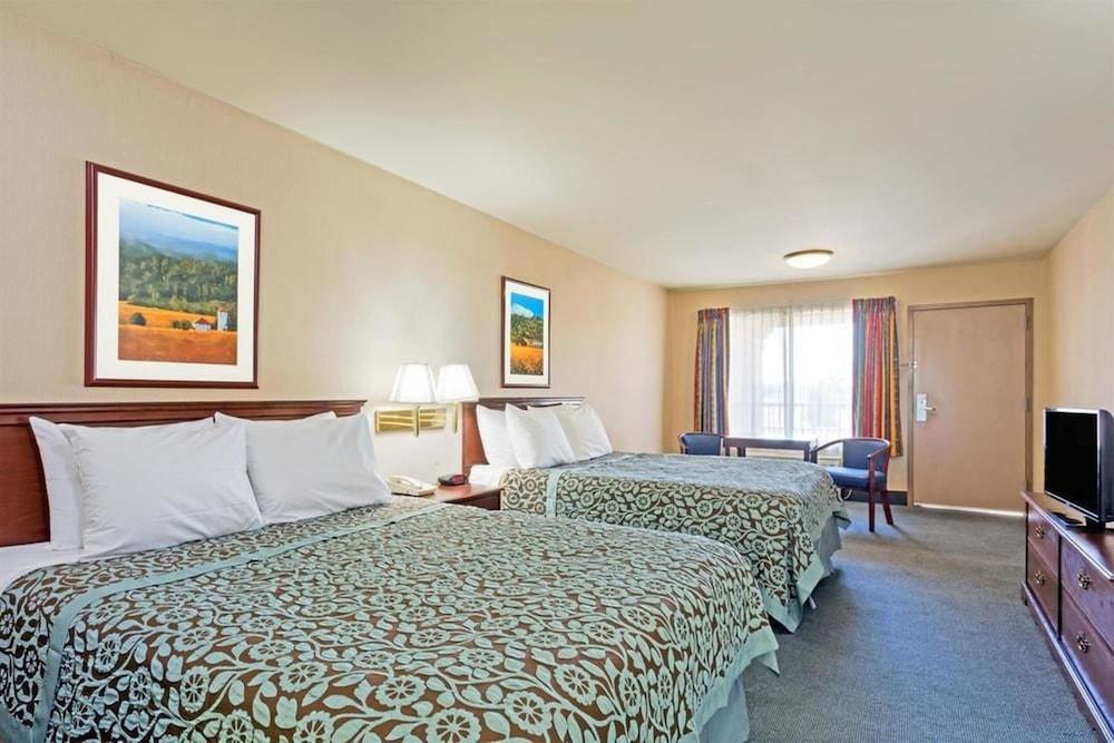 Days Inn by Wyndham Fontana / Rialto photo 8