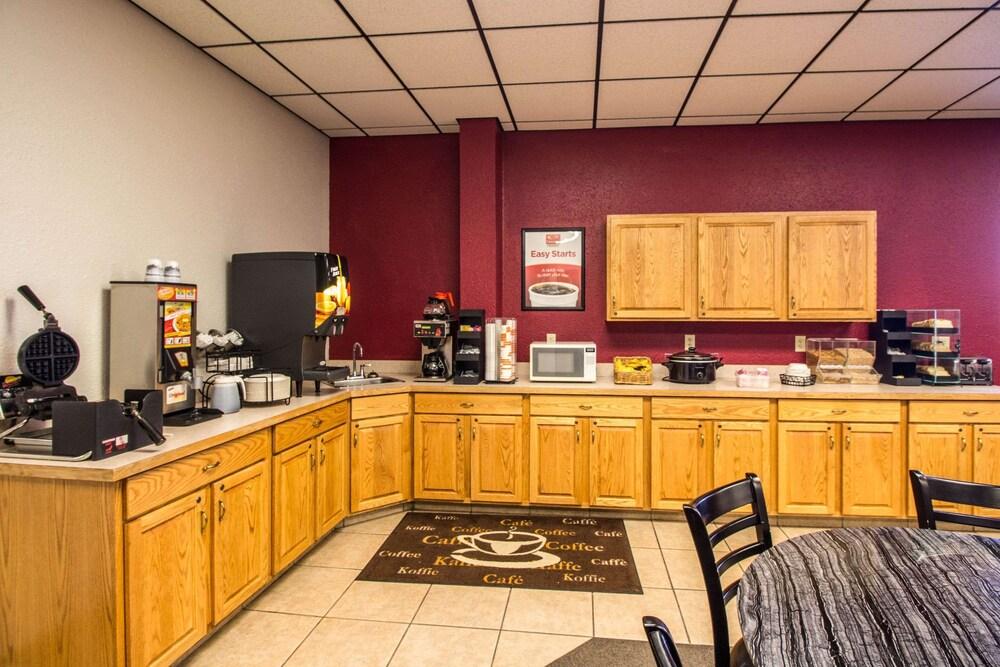 Econo Lodge Valley City photo 34