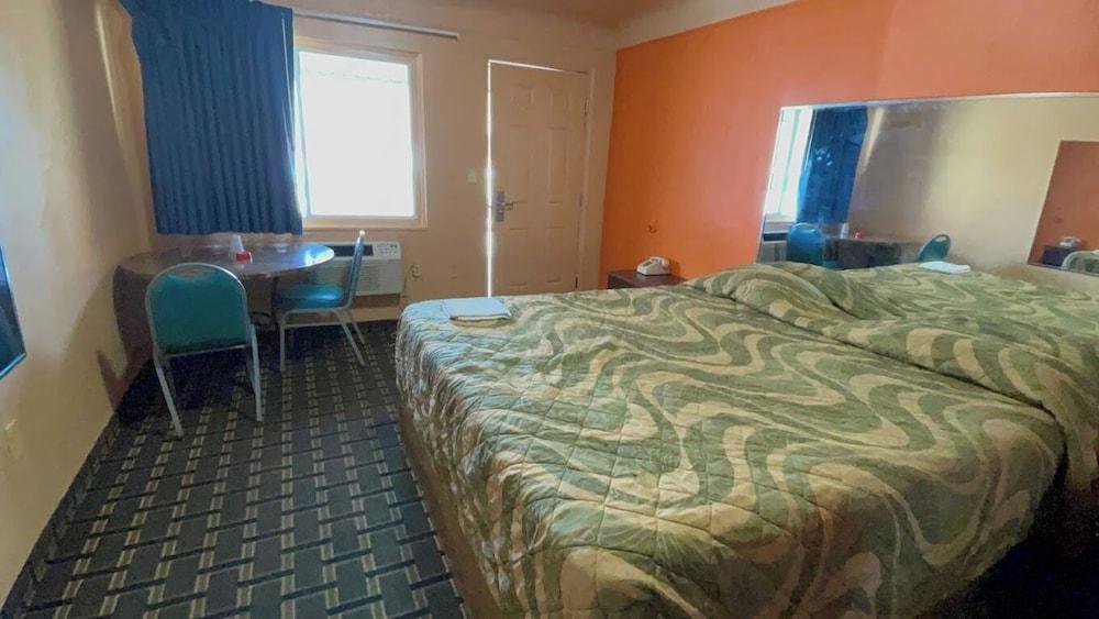 Deluxe Inn Motel photo 7