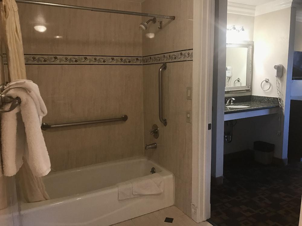 Castaic Inn Near Six Flags Magic Mountain photo 6