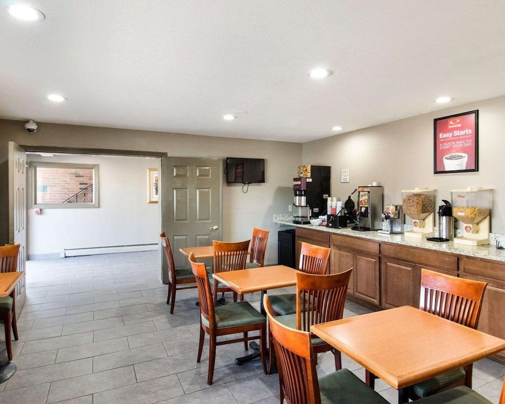 Econo Lodge Inn & Suites photo 25