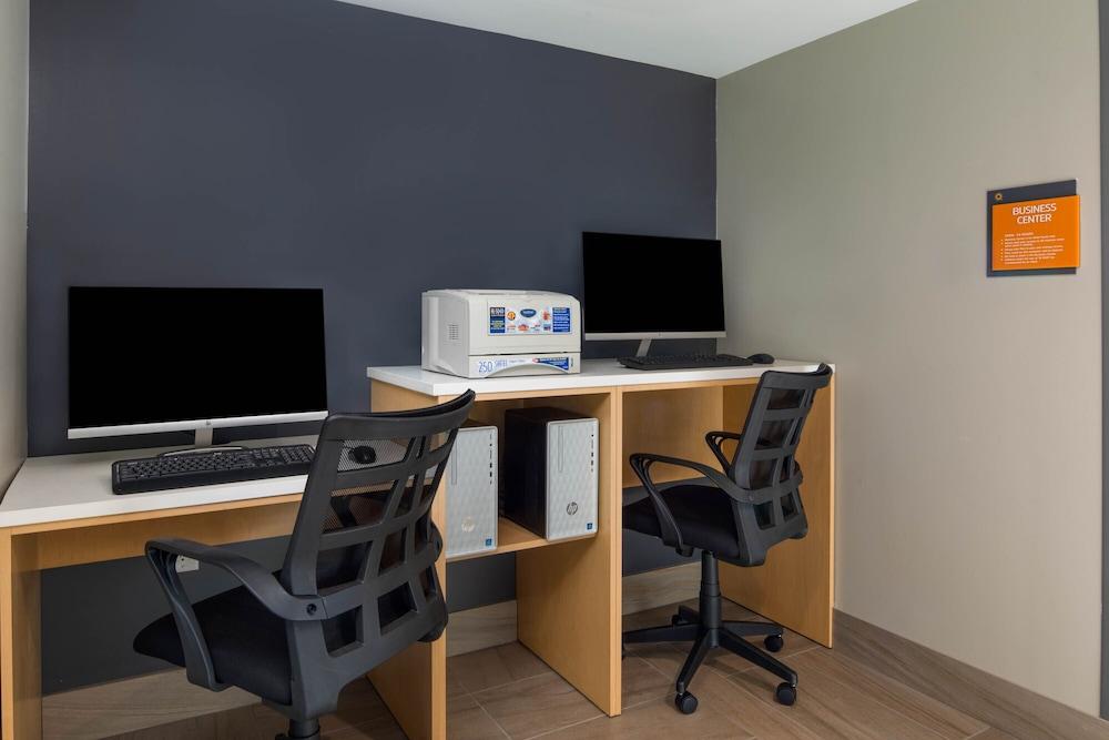 La Quinta Inn & Suites by Wyndham Perry photo 17
