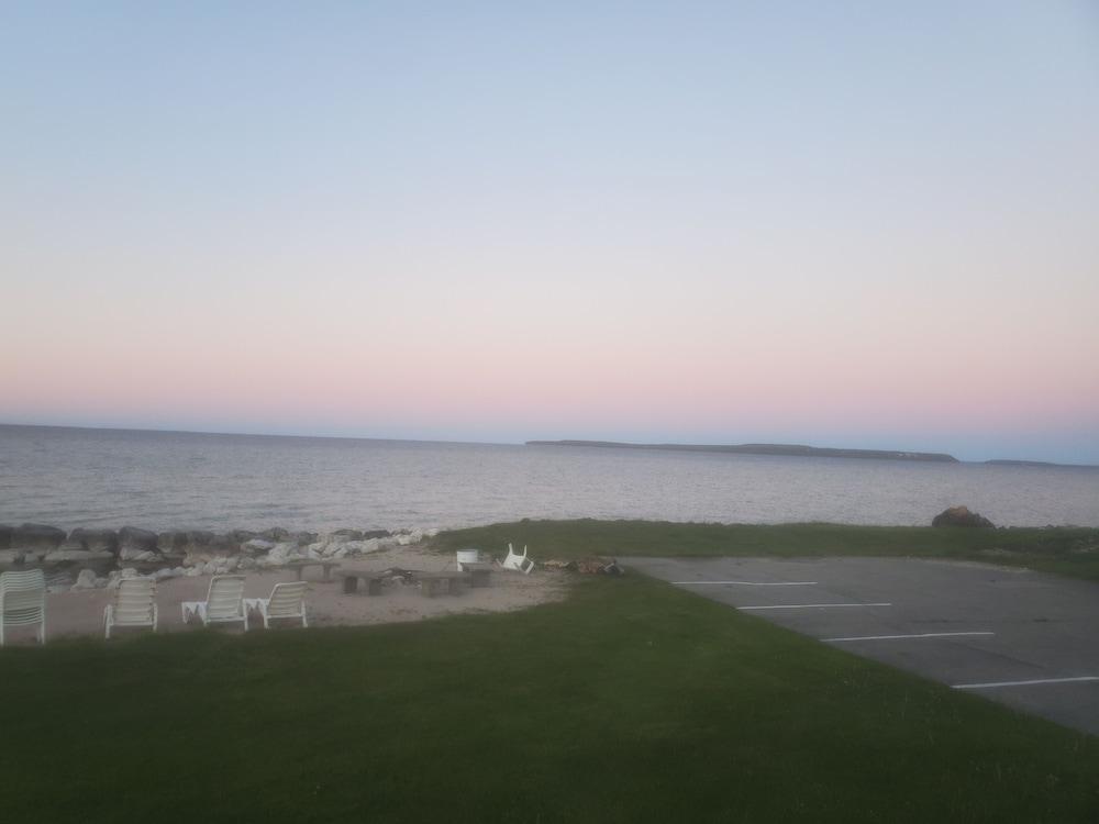 Bayview Lakefront Motel photo 2