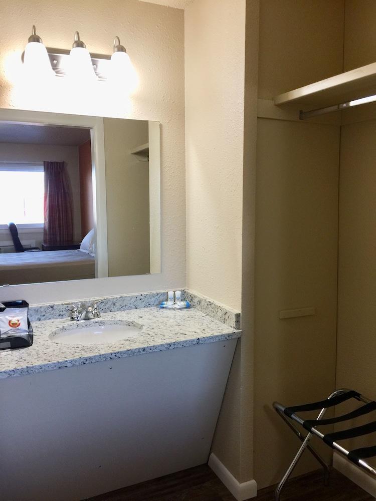 Downtown Motel photo 11