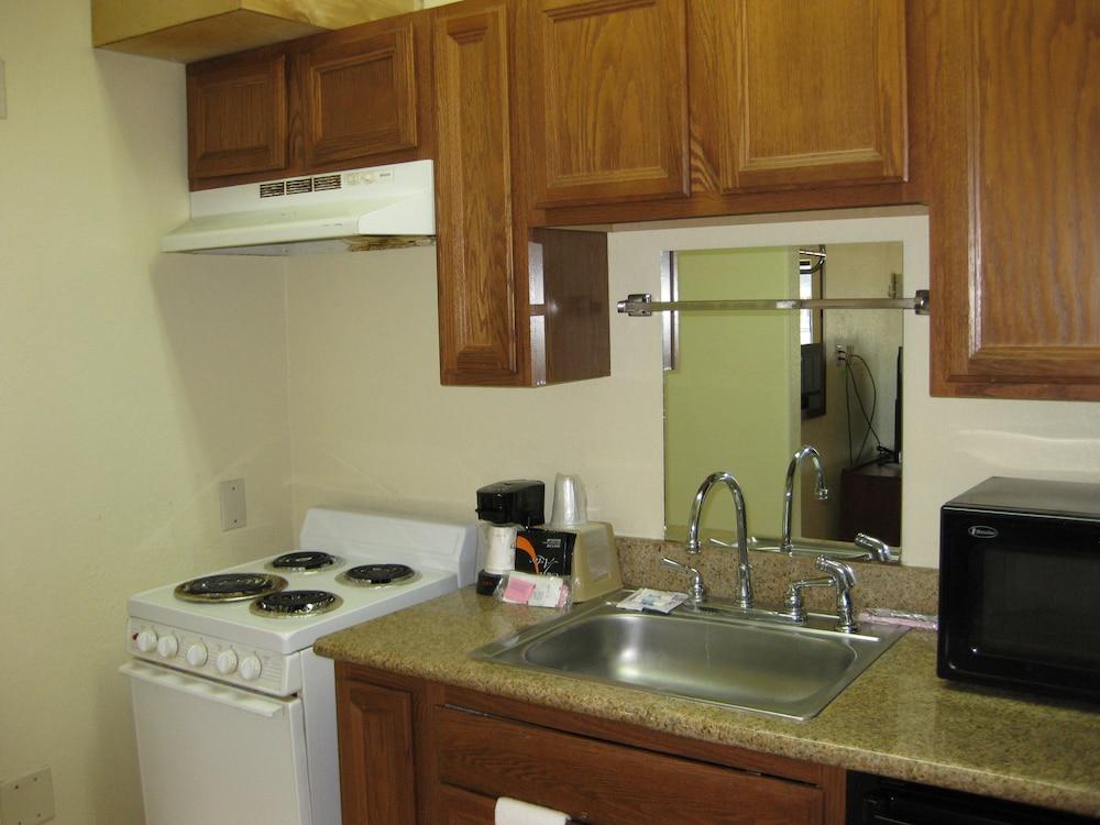 Scottish Inn and Suites photo 8