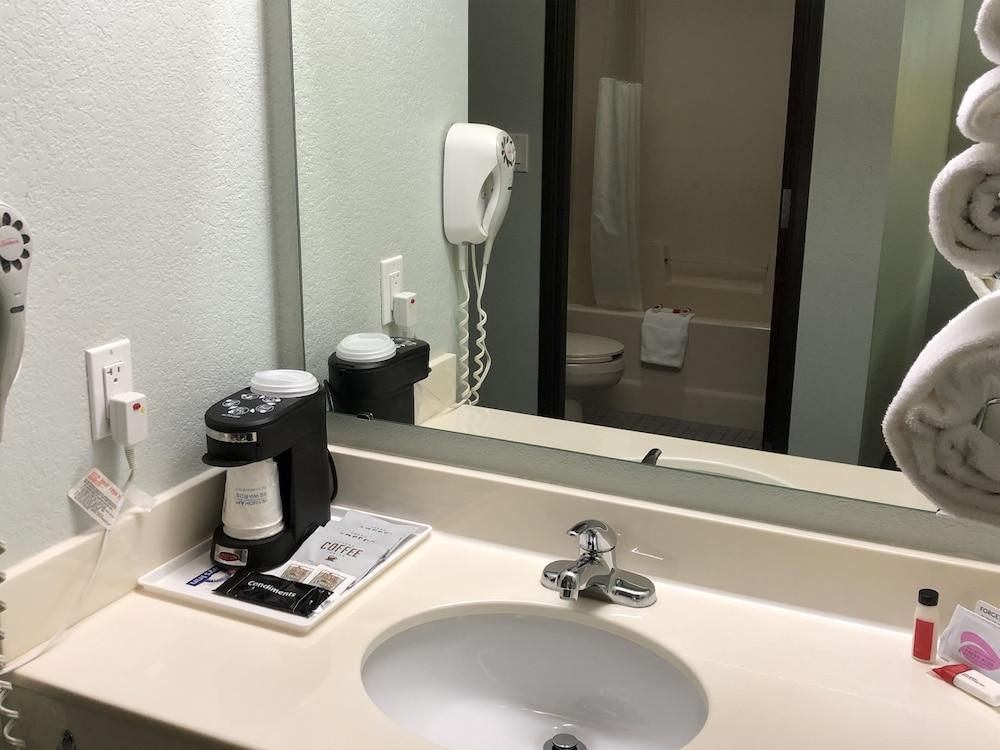 Days Inn by Wyndham Iron Mountain photo 52
