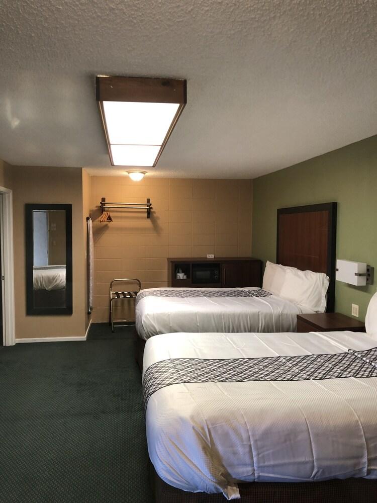 Knight's Inn Motel photo 38