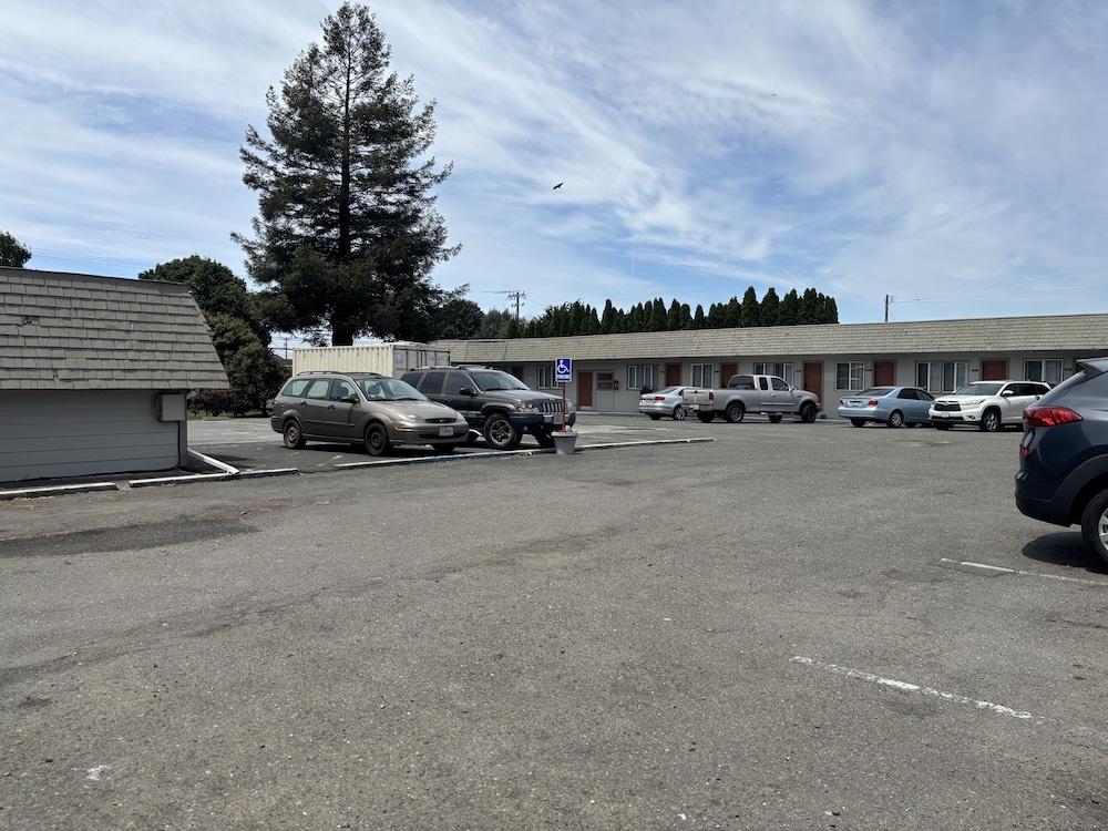 6 Rivers Motel Fortuna near Hwy 101 photo 24