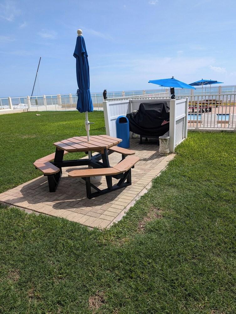Traders Inn Beach Club photo 53
