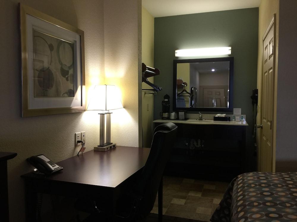 Pearsall Inn & Suites photo 8