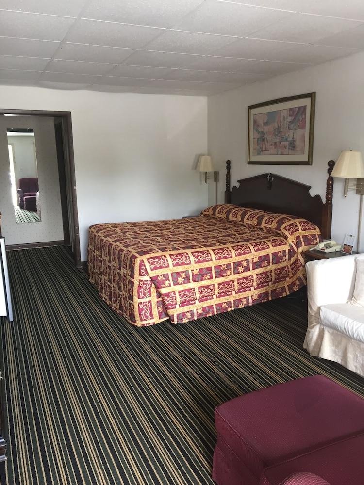 Scottish Inn & Suites photo 6