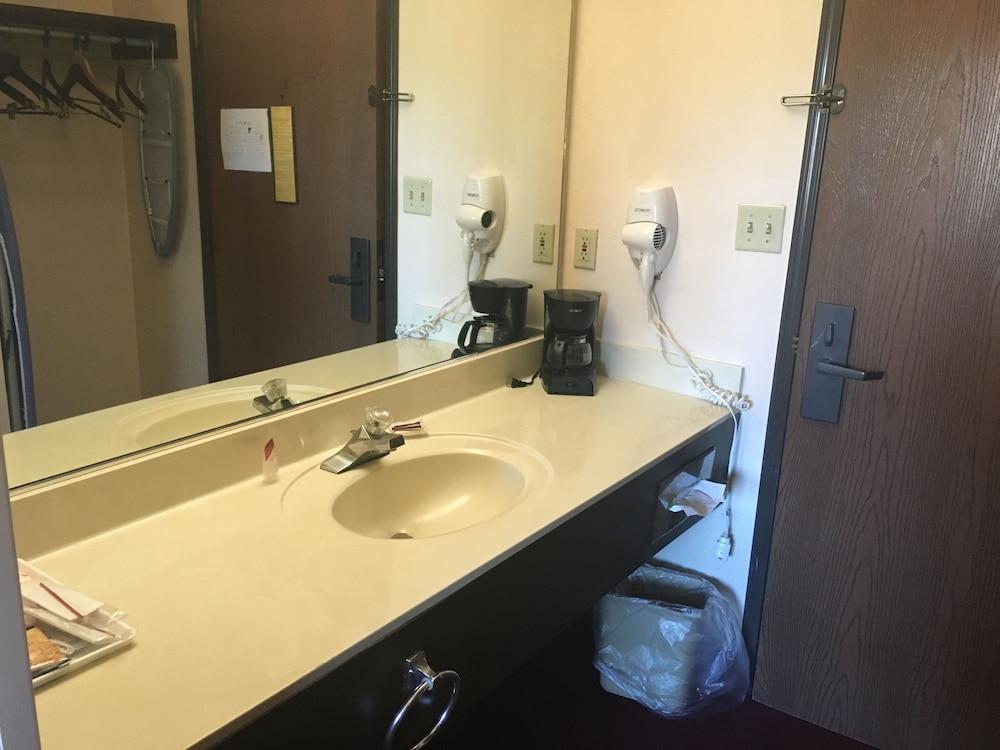Derby Inn & Suites photo 9