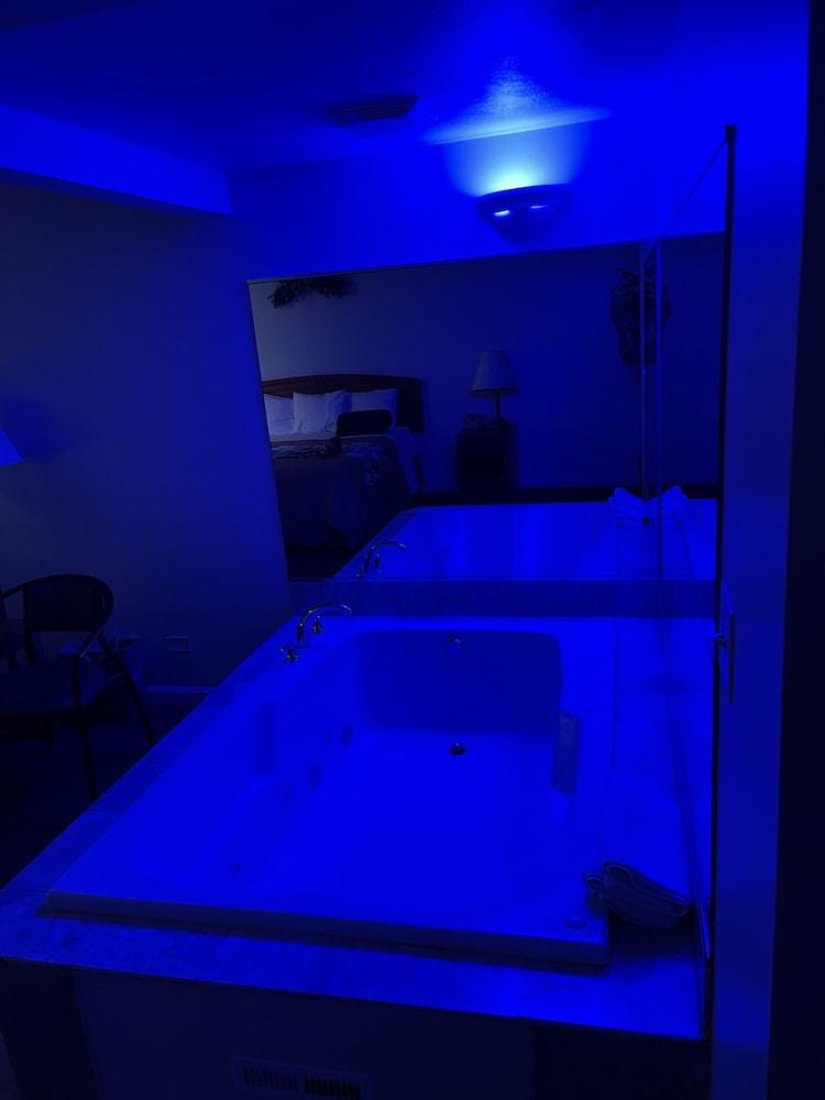 VIBE INN - WHIRLPOOL SUITES photo 14