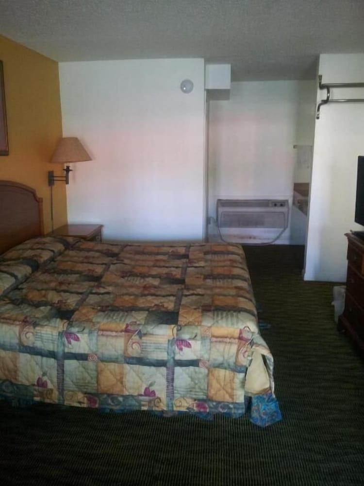 Deluxe Inn photo 20