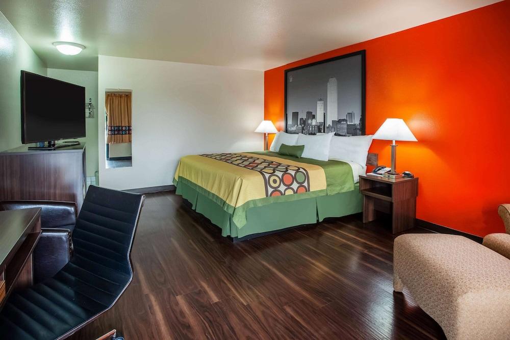 Super 8 by Wyndham Giddings photo 14