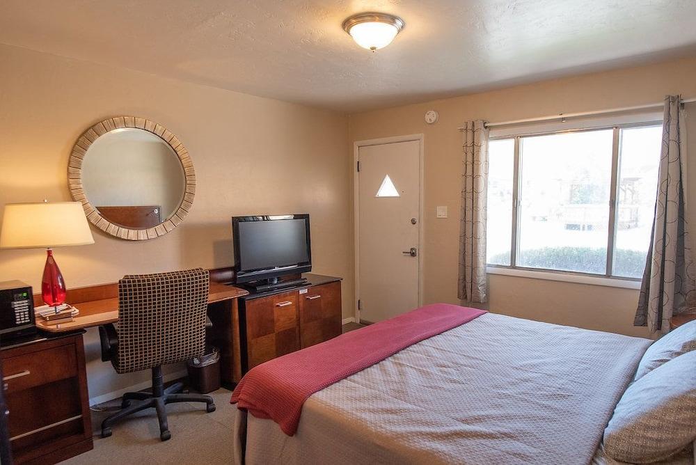 Circle R Motel photo 10
