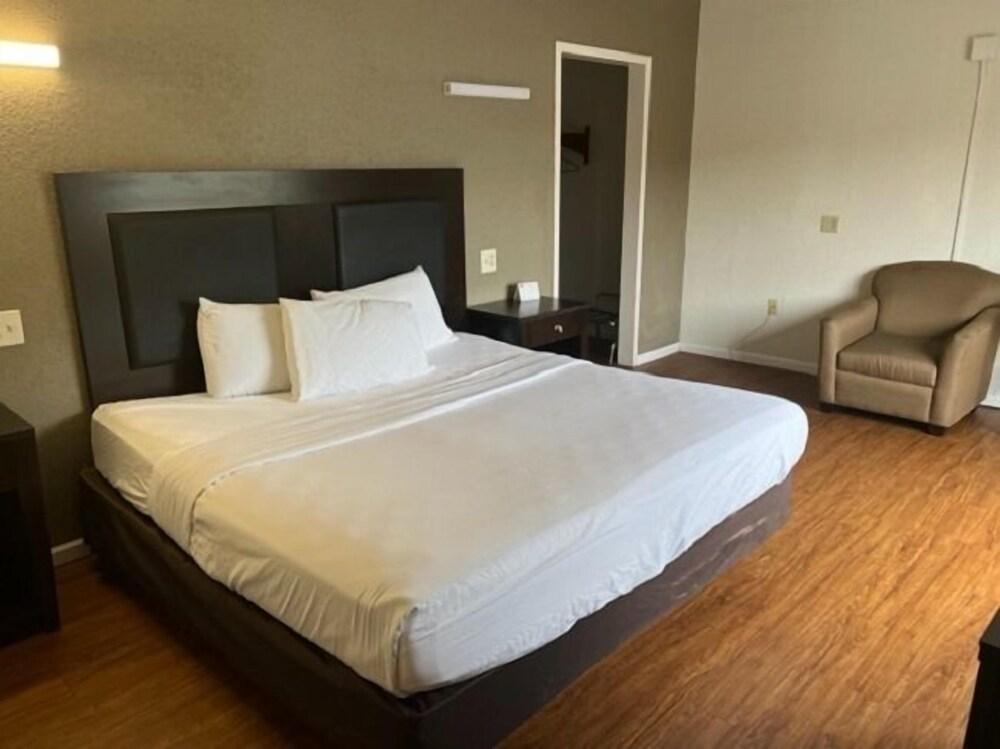 Posh Inn & Suites photo 14