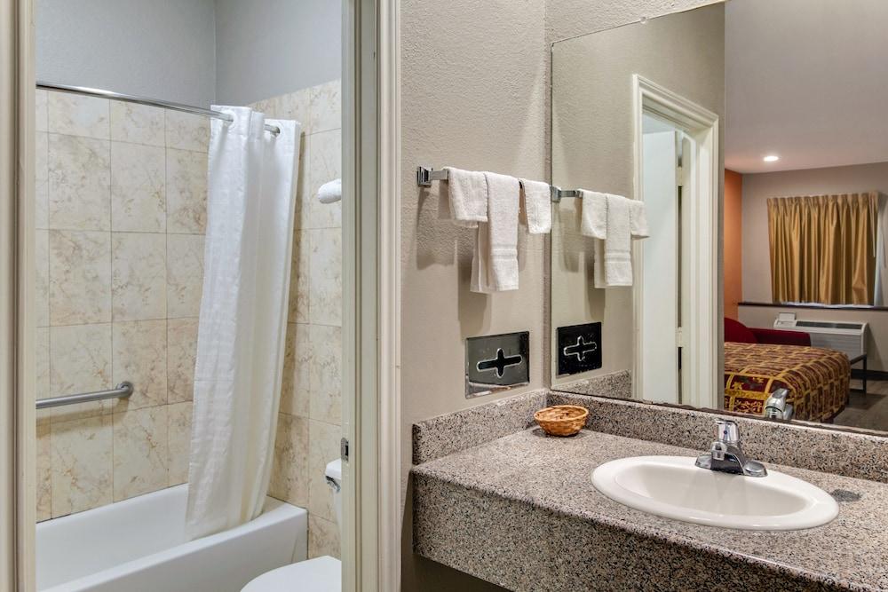 Executive Inn & Suites photo 14