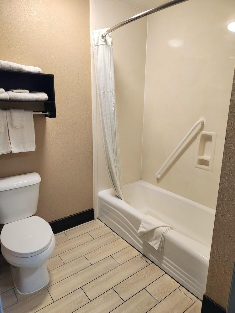 Days Inn by Wyndham Rosenberg photo 6