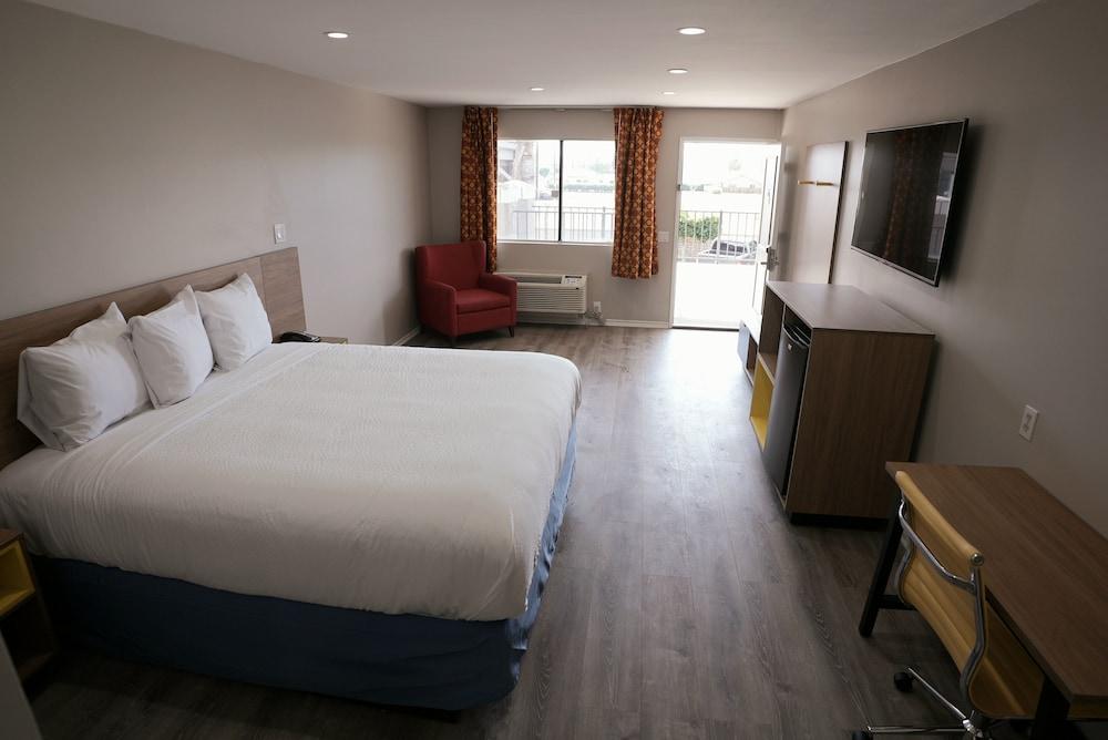 Days Inn by Wyndham Hemet photo 2